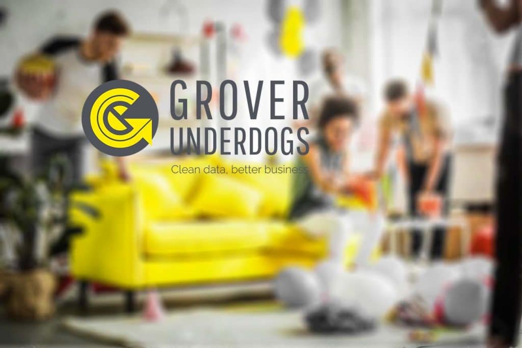 Logo Grover Underdogs met wazige foto van een gele bank en 4 mensen er achter