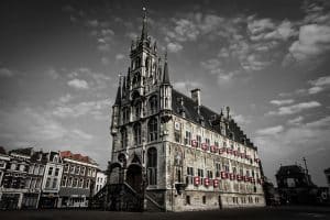 Stadshuis Gouda met huizen op de achtergrond