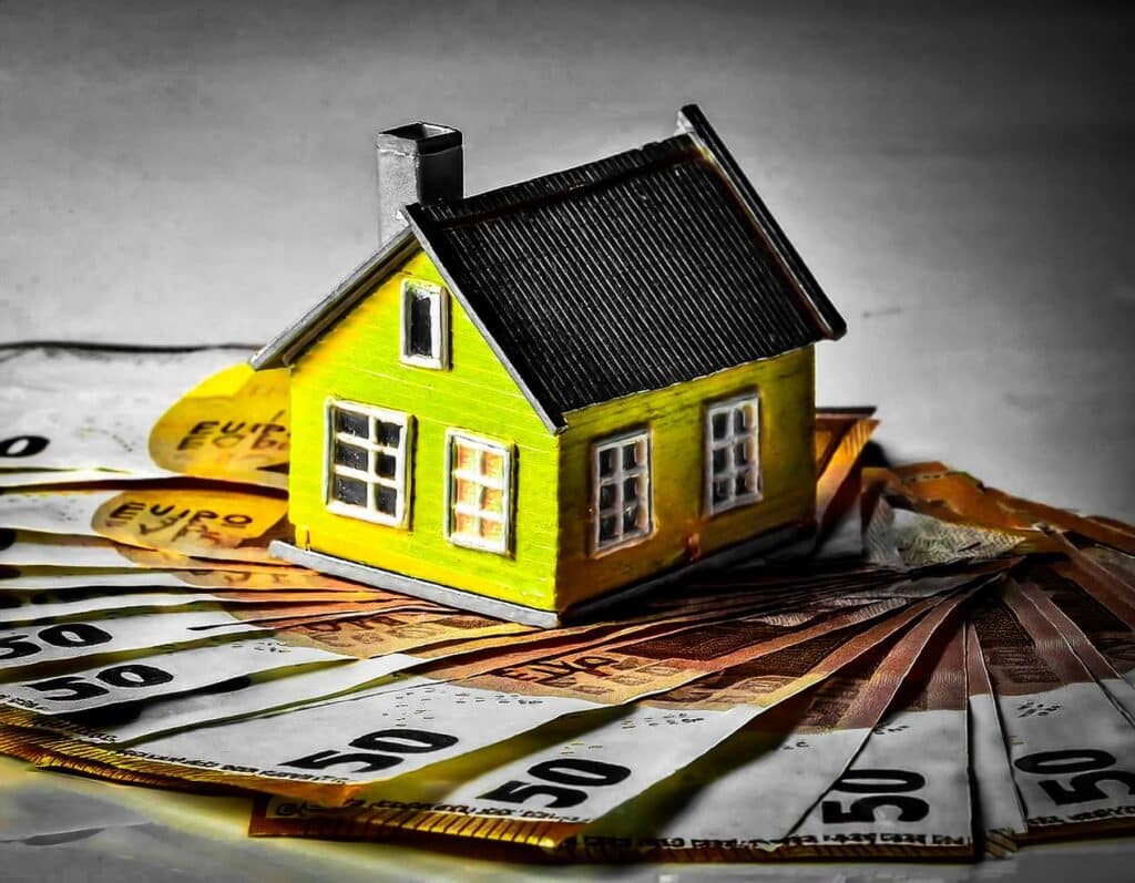 model huis met eurobiljetten ter illustratie van de Wet betaalbare huur