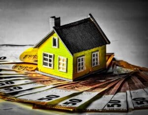 model huis met eurobiljetten ter illustratie van de Wet betaalbare huur