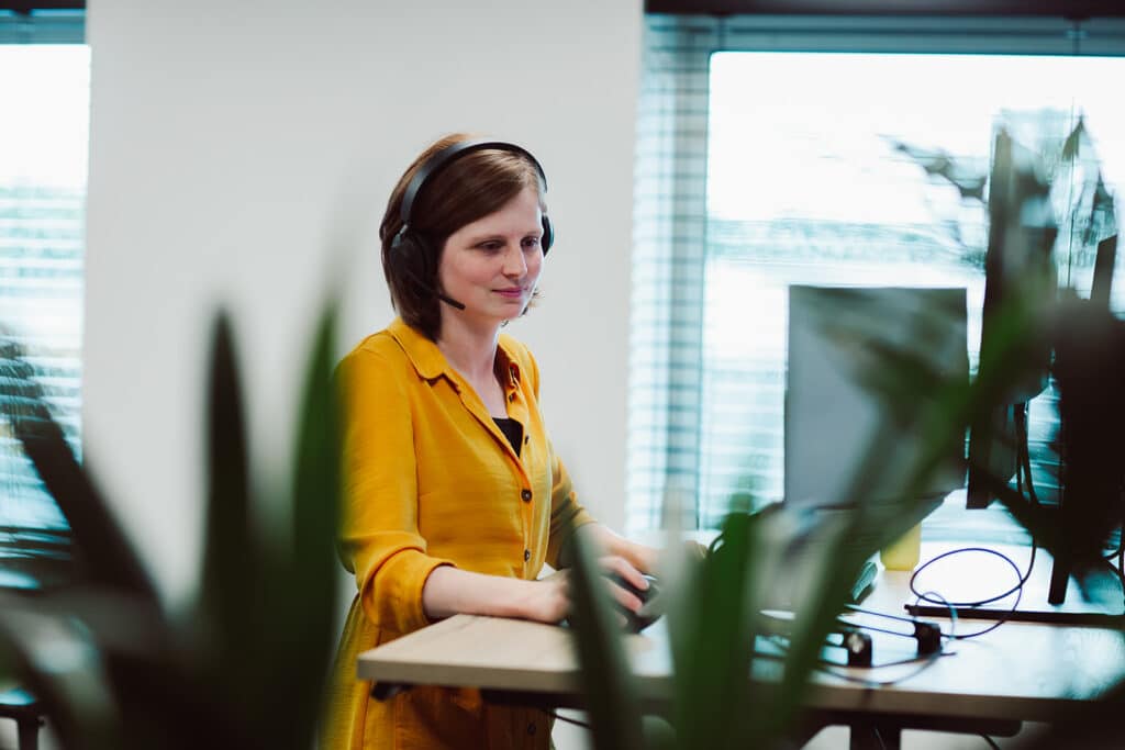 Collega is aan het bellen met Headset